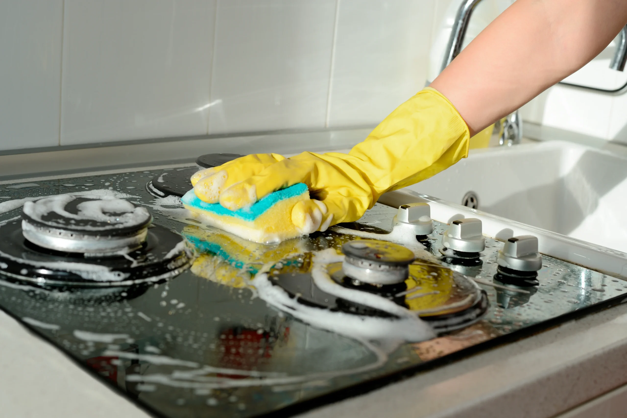 a cleaner cleaning a kitchen for end of tenancy cleaning Islington N1